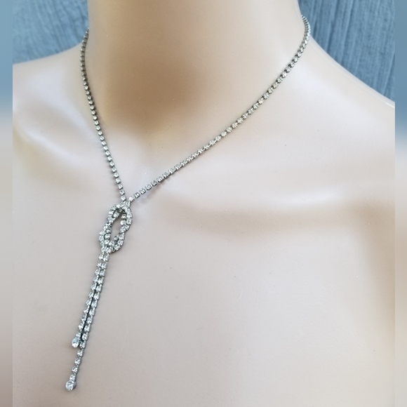 VINTAGE 18K WHITE GOLDPLATE & GLASS RHINESTONE DAINTY KNOT DESIGN NECKLACE - Picture 2 of 5